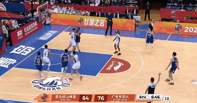 开云入口网址-段昂君身后抢篮板撞到徐杰膝盖,徐杰小腿不适被换下场